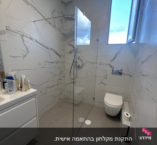מקלחת עם ראש גשם, קיר זכוכית ואריחים לבנים